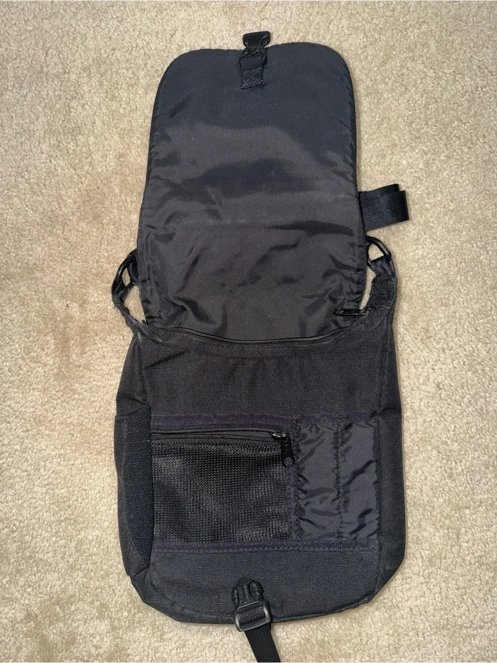 Dakine Black Gray Adjustable Crossbody Shoulder Messenger Bag Pockets Buckle